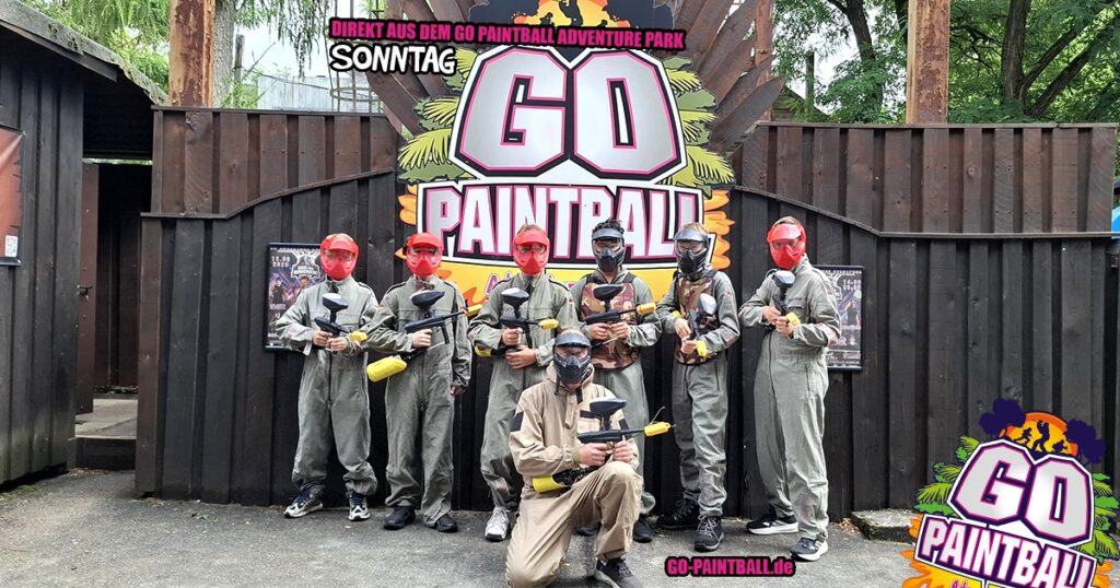 Gruppe beim Paintball Brandenburg auf dem Spielfeld im Go Paintball Adventure Park