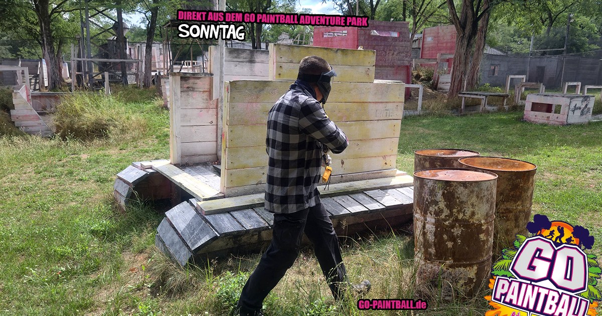 Spieler beim Paintball im Regen im GO Adventure Park Brandenburg