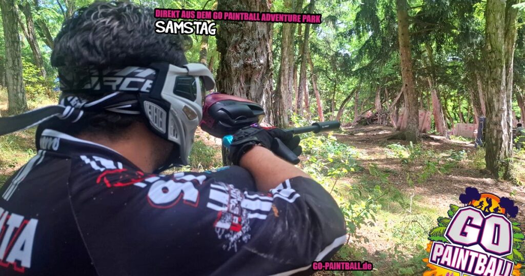 Spielführer Kasi mit GO Army Crew auf dem Paintball-Spielfeld bei Sonnenschein