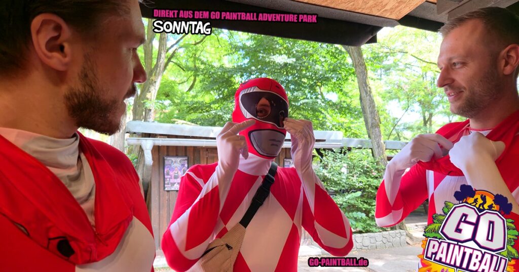 Paintball Ausflug in Brandenburg – Spieler im schattigen Waldgelände des GO Adventure Park